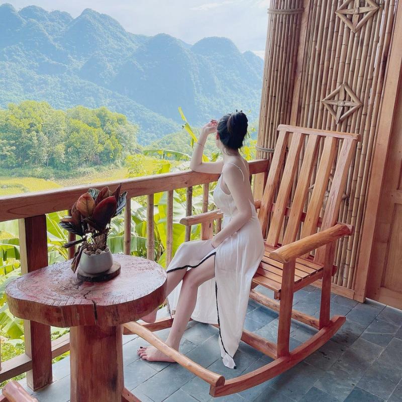 Hình ảnh minh họa không gian bể bơi ở Hà Nội đông vui trong mùa hè nóng bức
